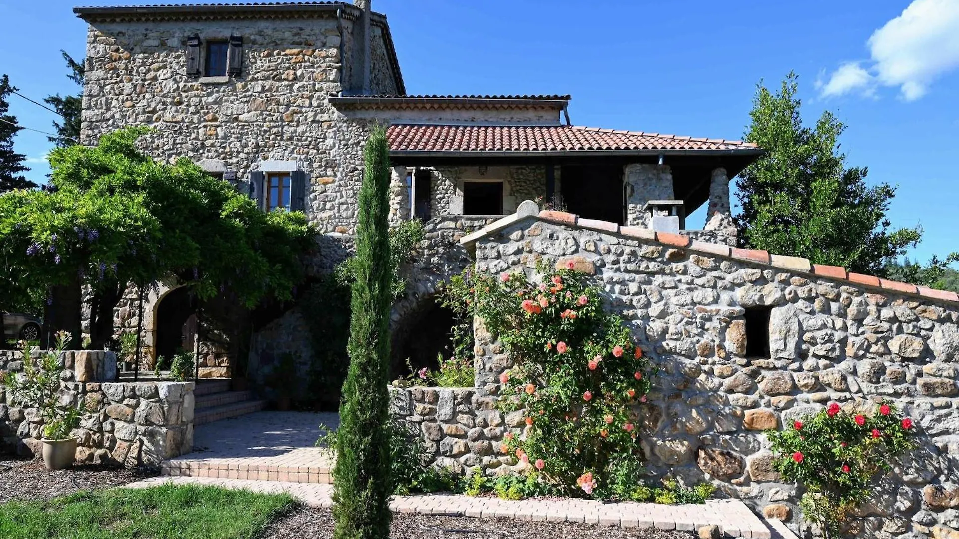 Montréal Restful Villa In Largenti Re With Swimming Pool