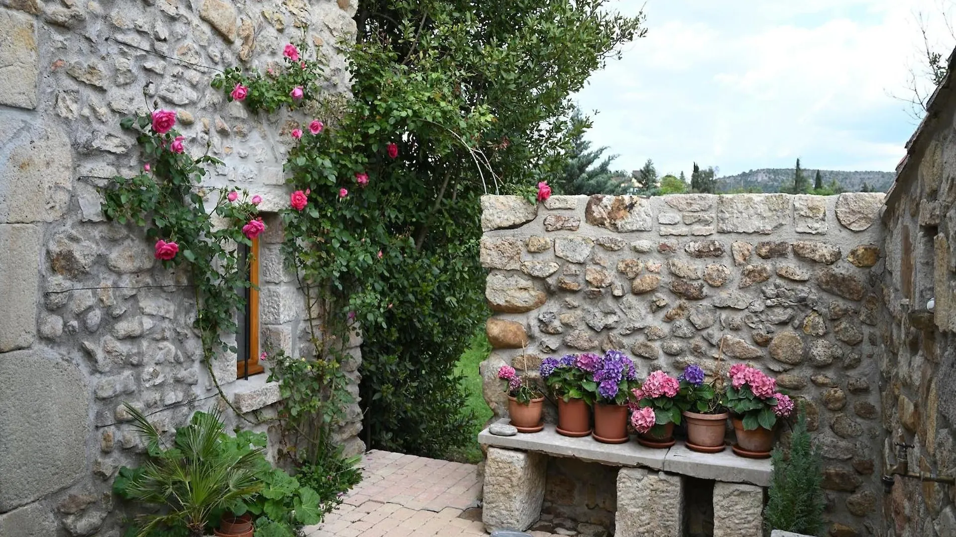 Montréal Restful Villa In Largenti Re With Swimming Pool